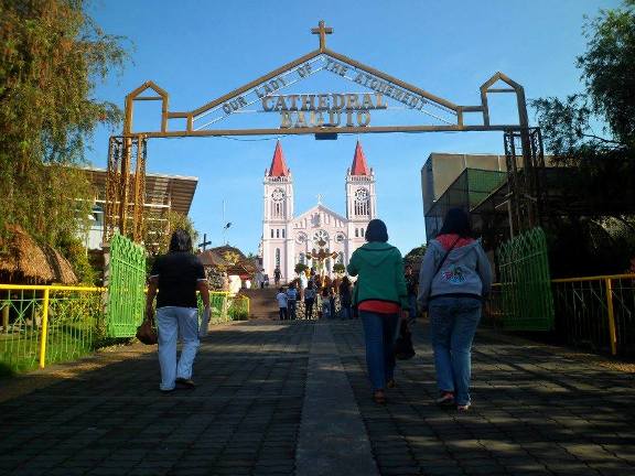 baguio-cathedral-entrance
